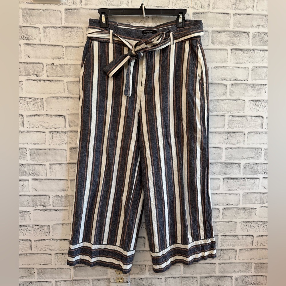 Women’s Banana Republic blue/cream stripe Blake crop linen blend pants 10